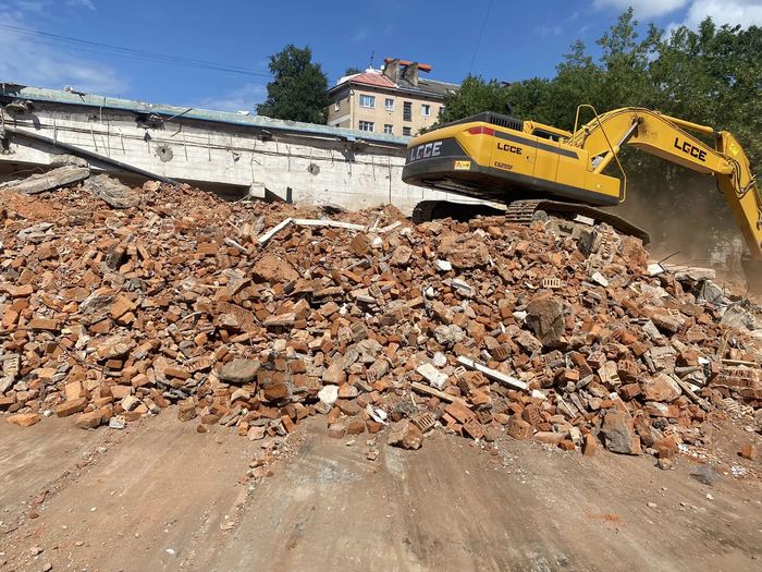 Разбор кирпичного здания, вывоз боя